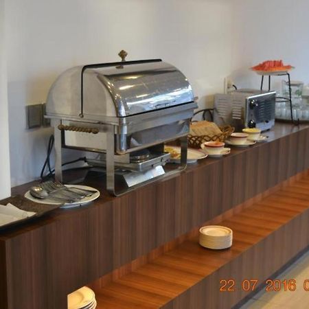 J Hotel Medan Buitenkant foto