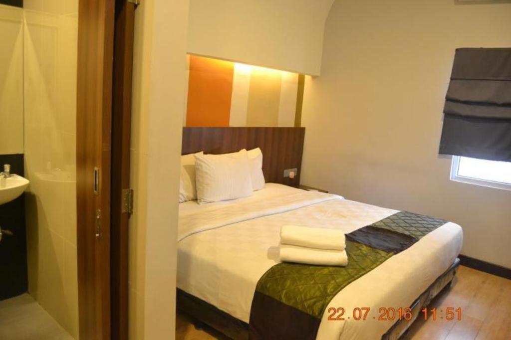 J Hotel Medan Buitenkant foto
