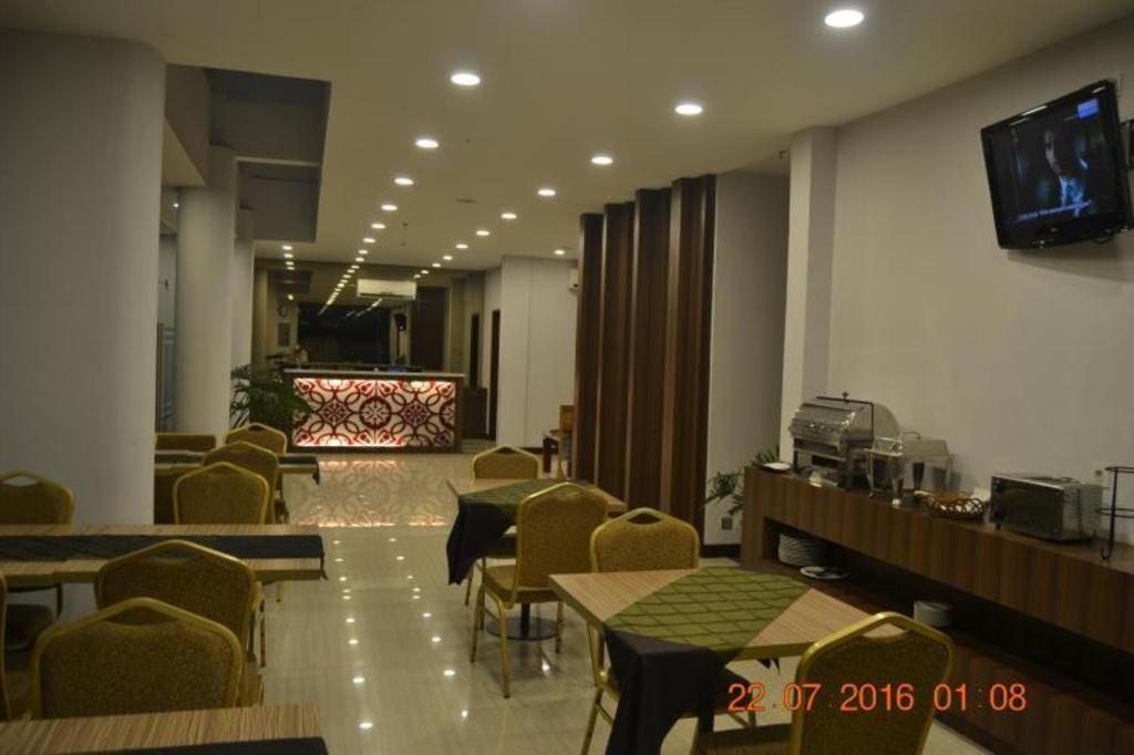 J Hotel Medan Buitenkant foto