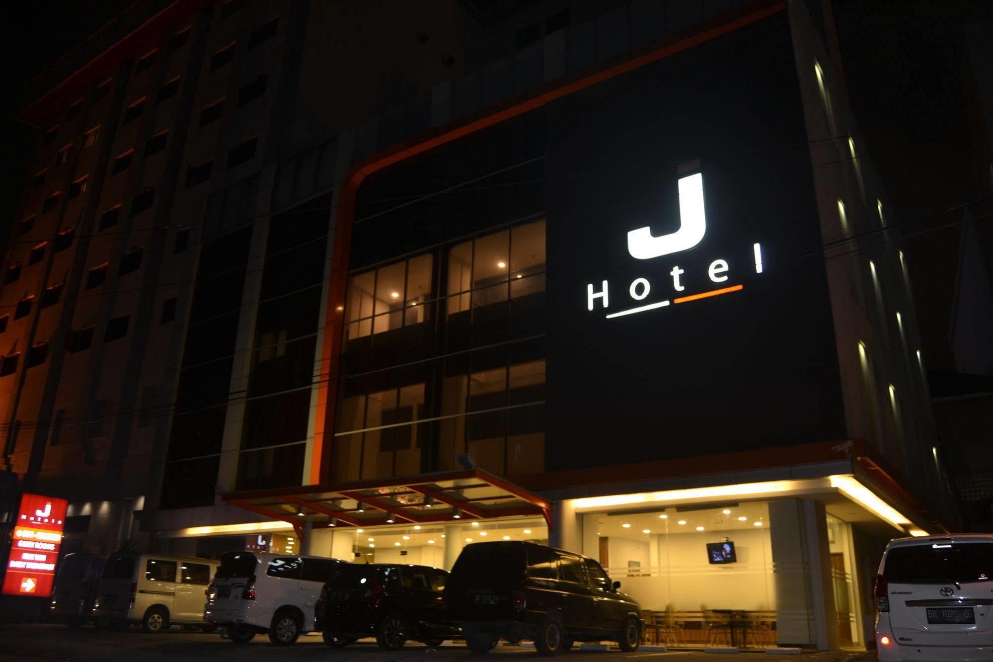 J Hotel Medan Buitenkant foto