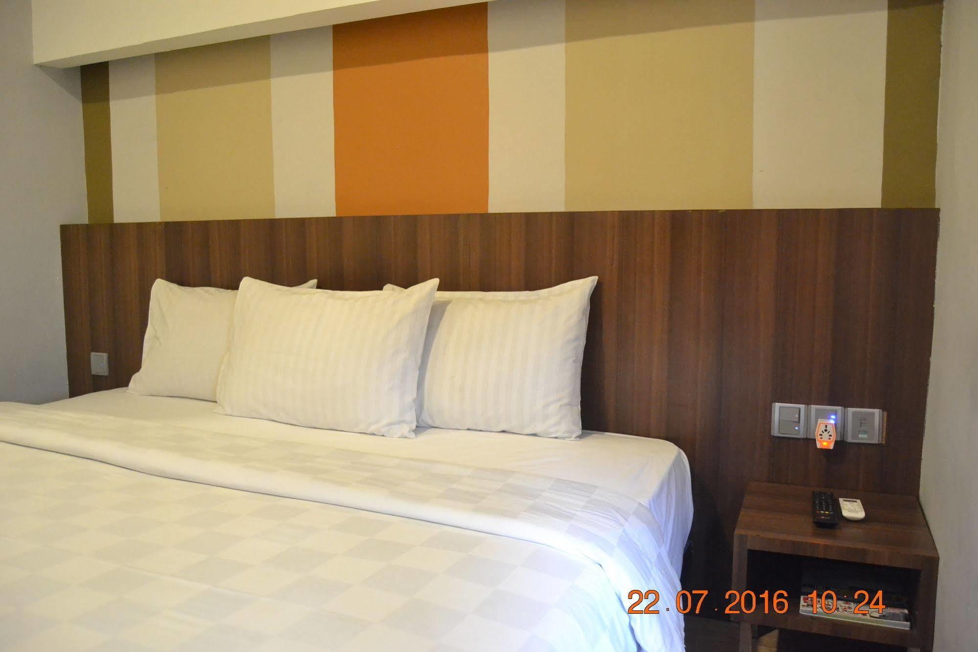 J Hotel Medan Buitenkant foto