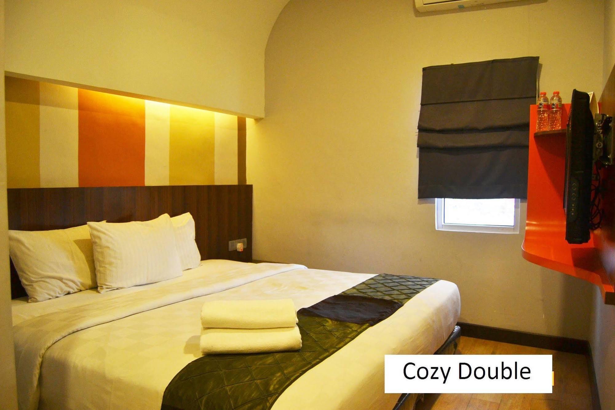 J Hotel Medan Buitenkant foto
