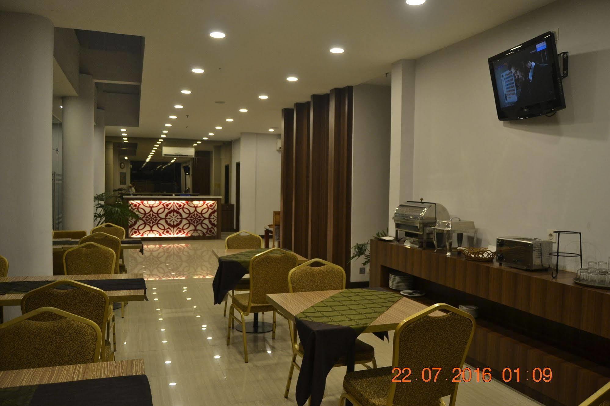 J Hotel Medan Buitenkant foto