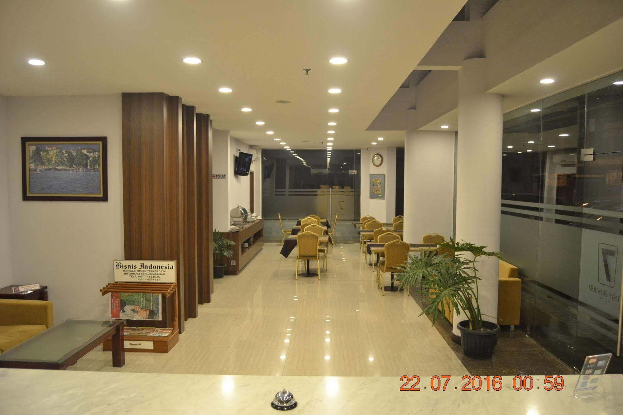J Hotel Medan Buitenkant foto