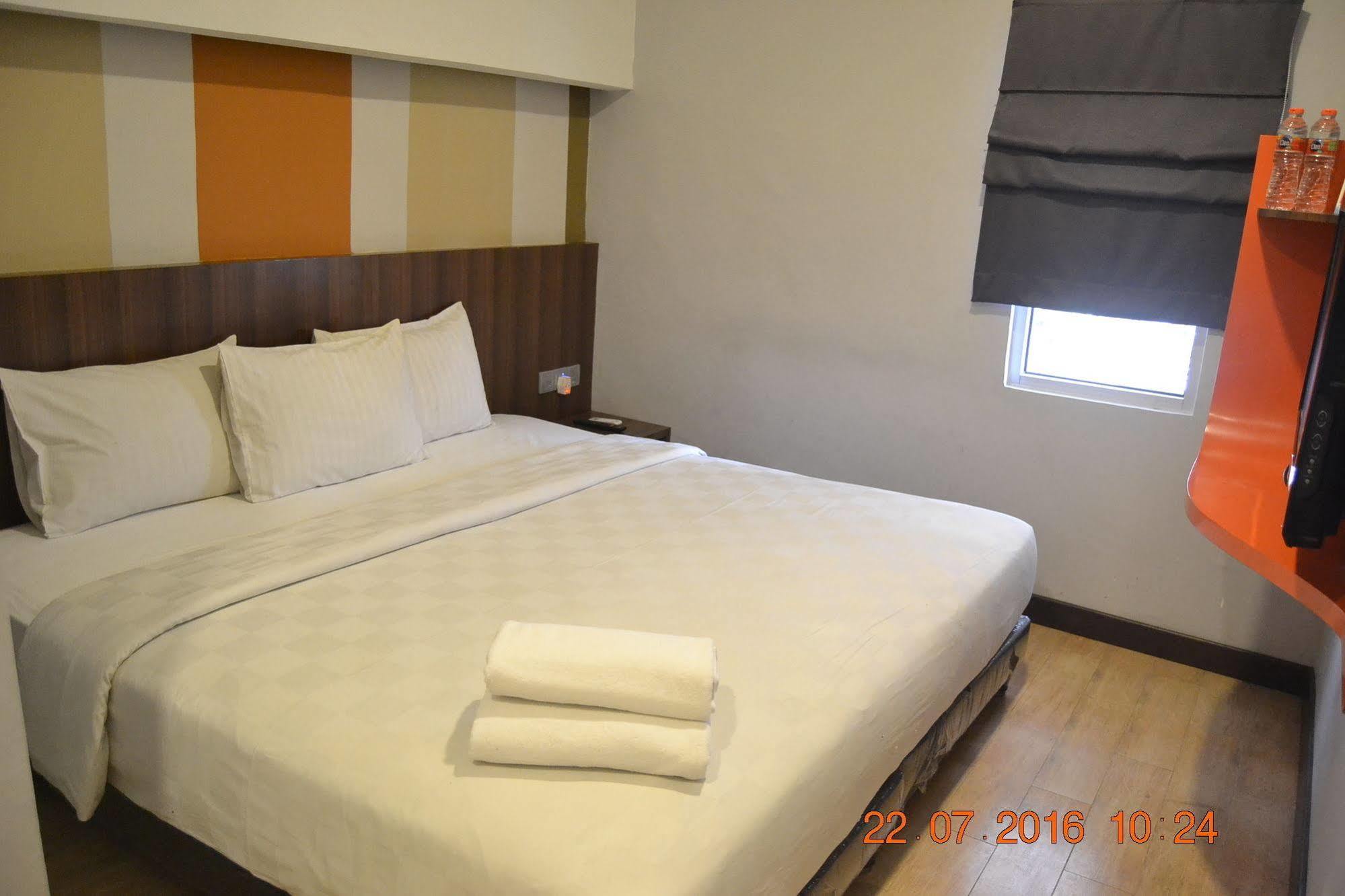 J Hotel Medan Buitenkant foto