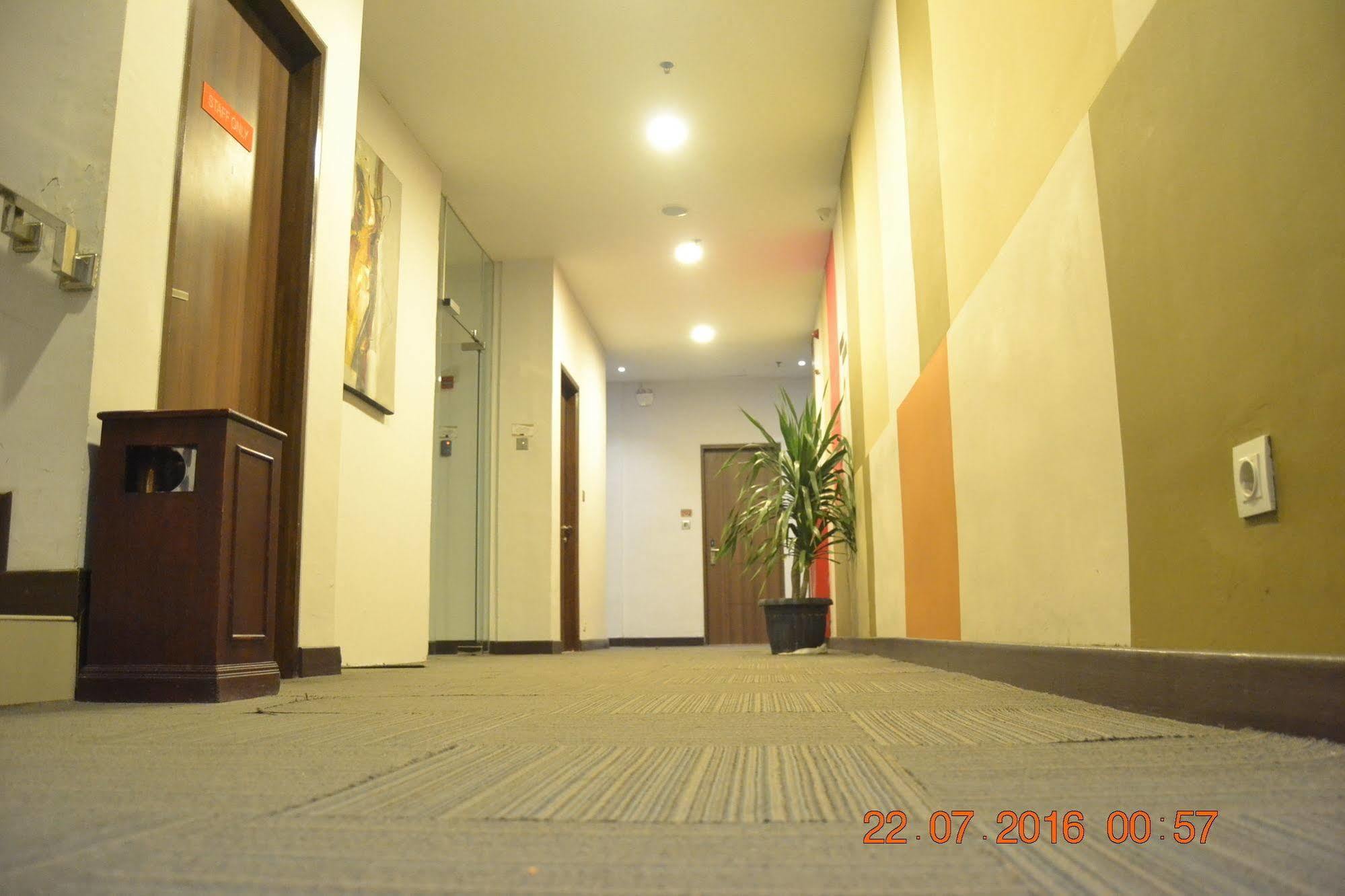 J Hotel Medan Buitenkant foto
