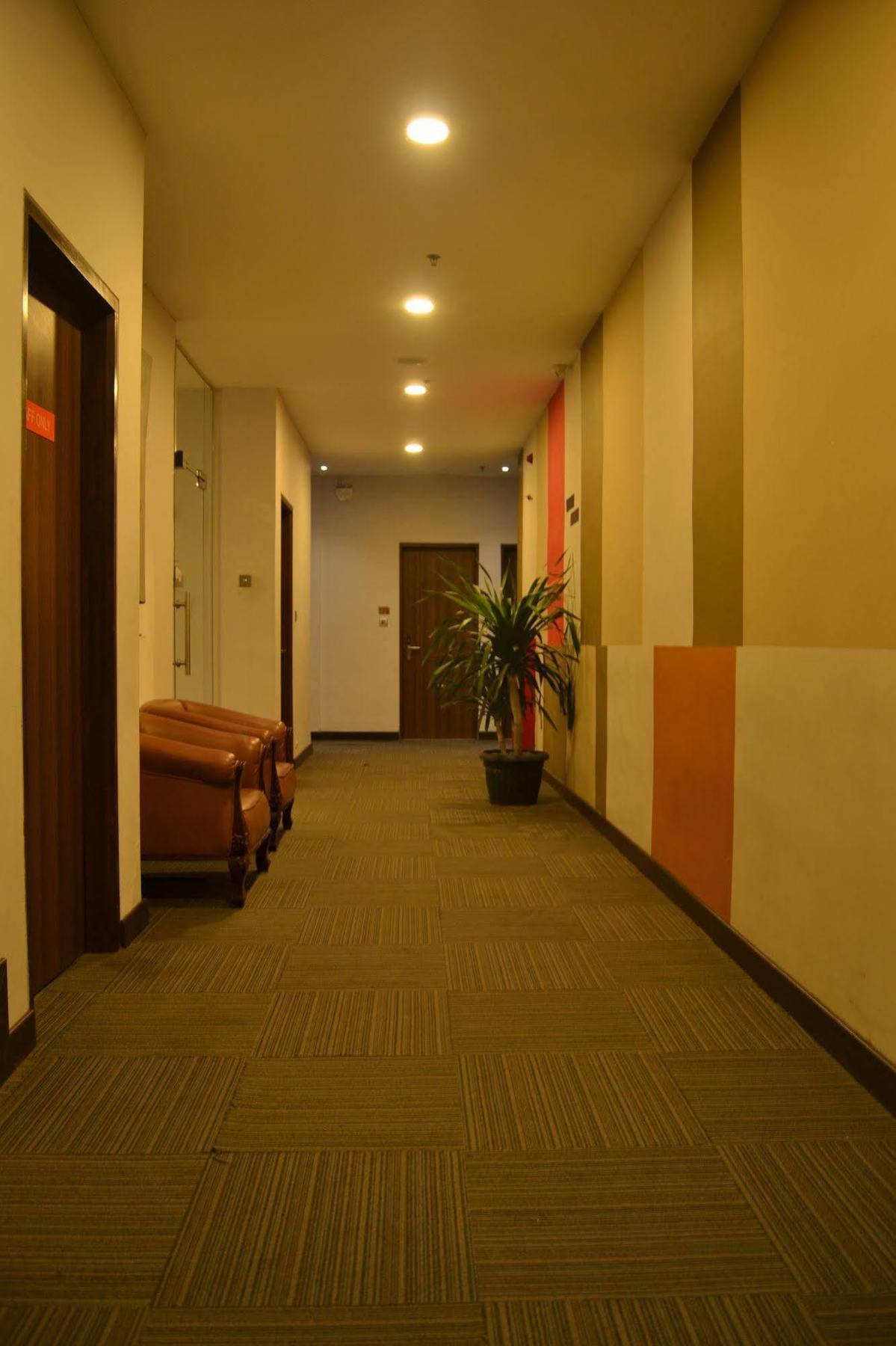 J Hotel Medan Buitenkant foto