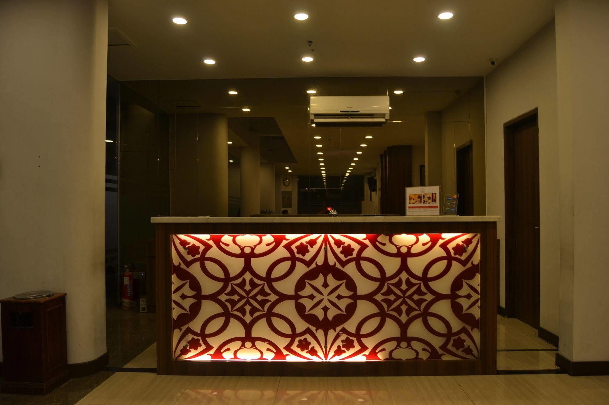 J Hotel Medan Buitenkant foto