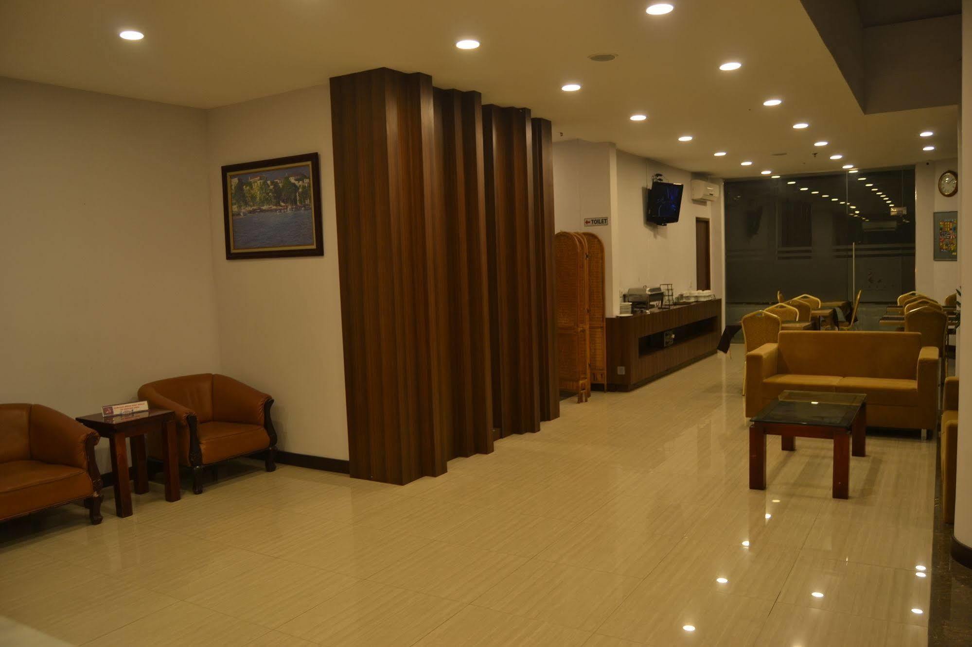J Hotel Medan Buitenkant foto