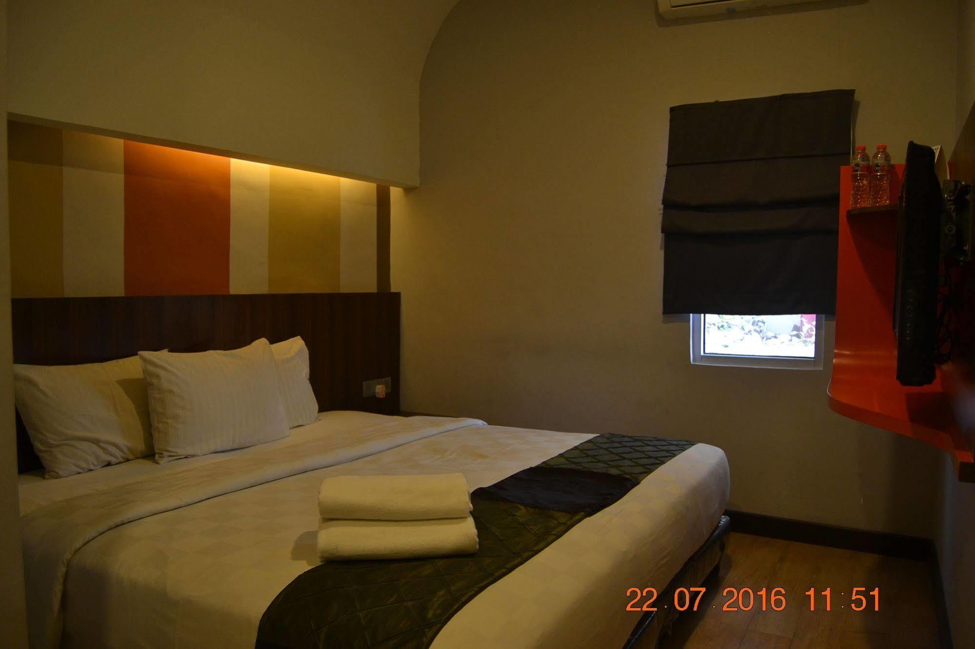 J Hotel Medan Buitenkant foto