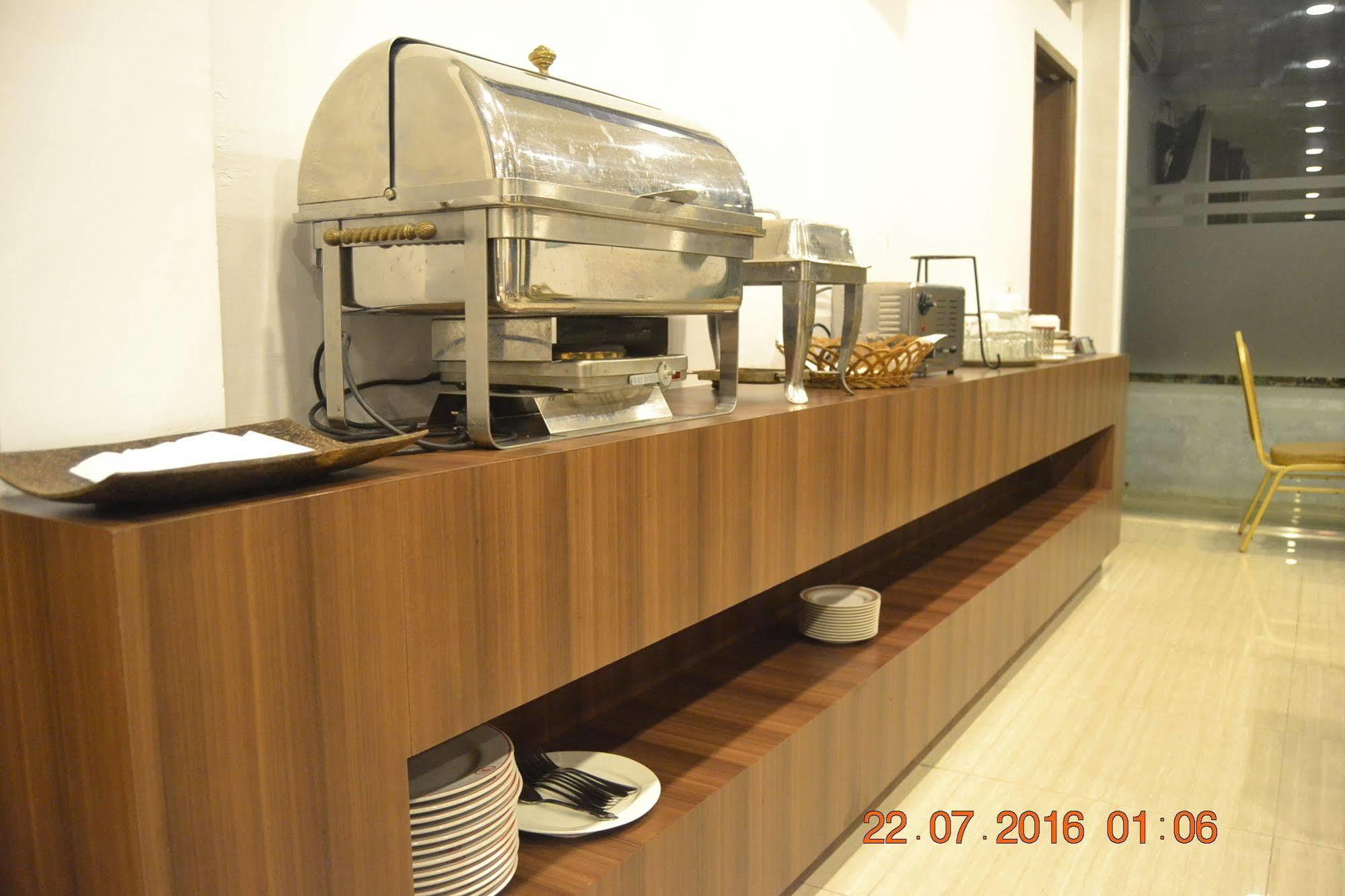 J Hotel Medan Buitenkant foto