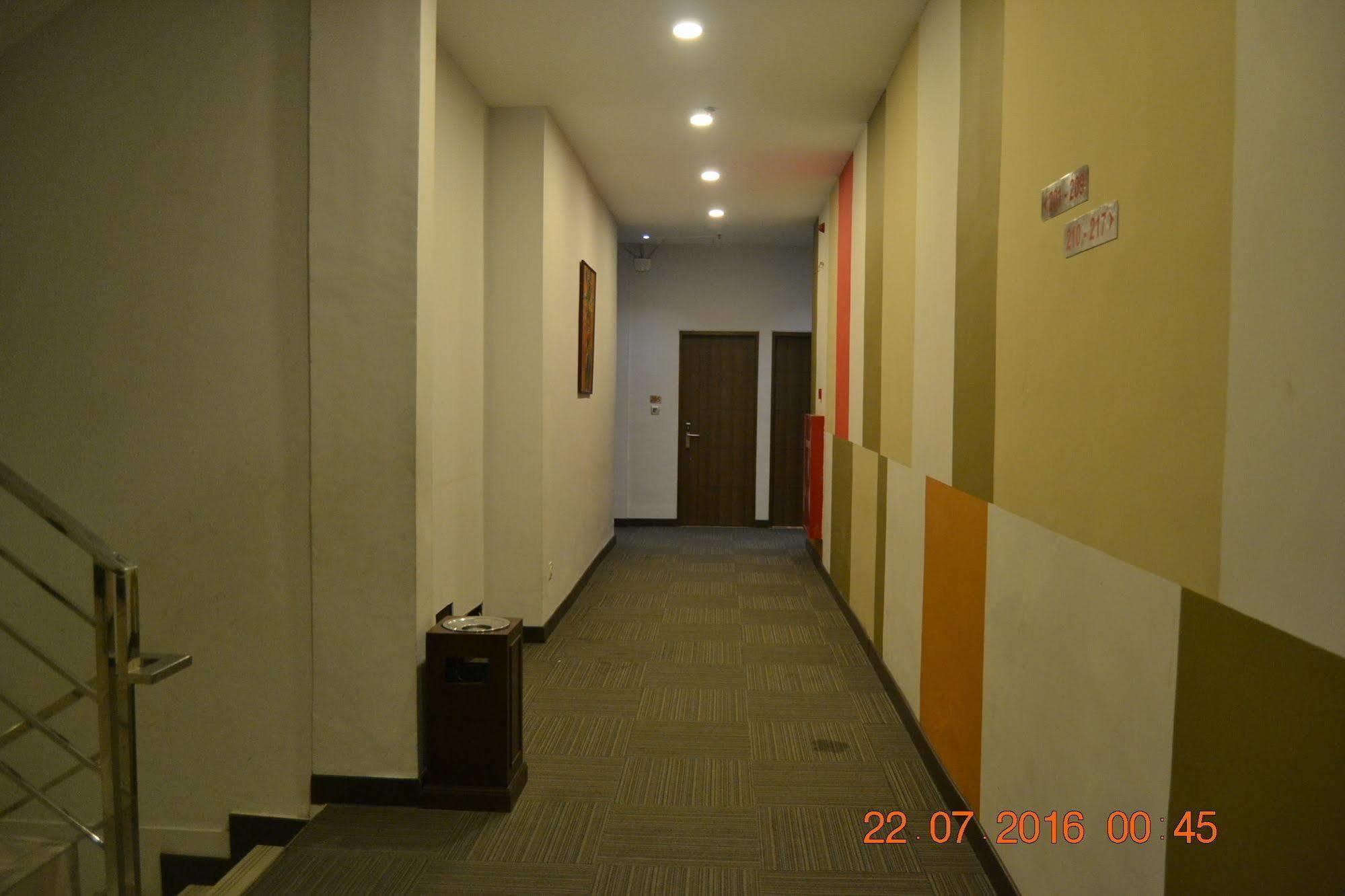J Hotel Medan Buitenkant foto