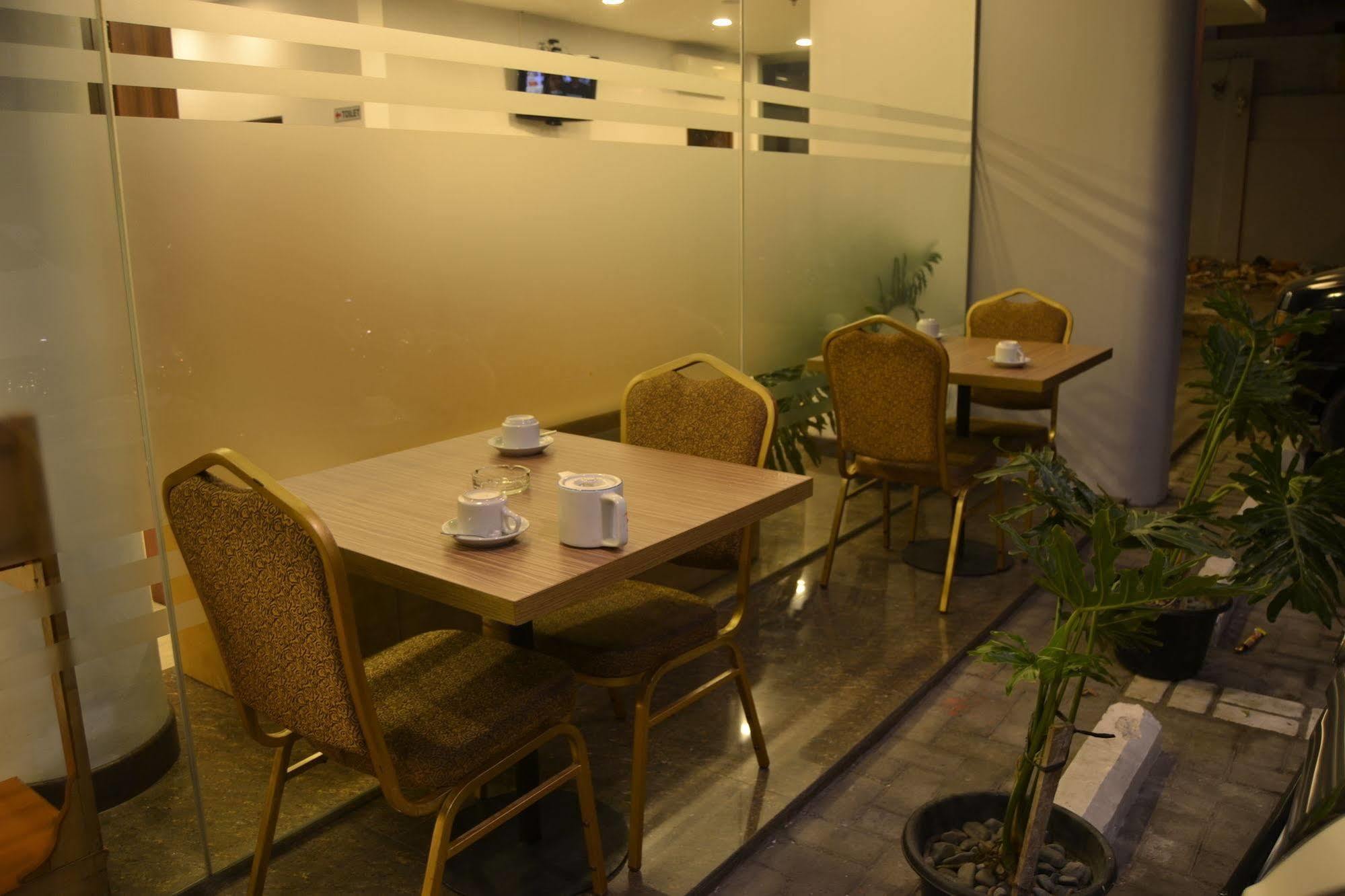 J Hotel Medan Buitenkant foto