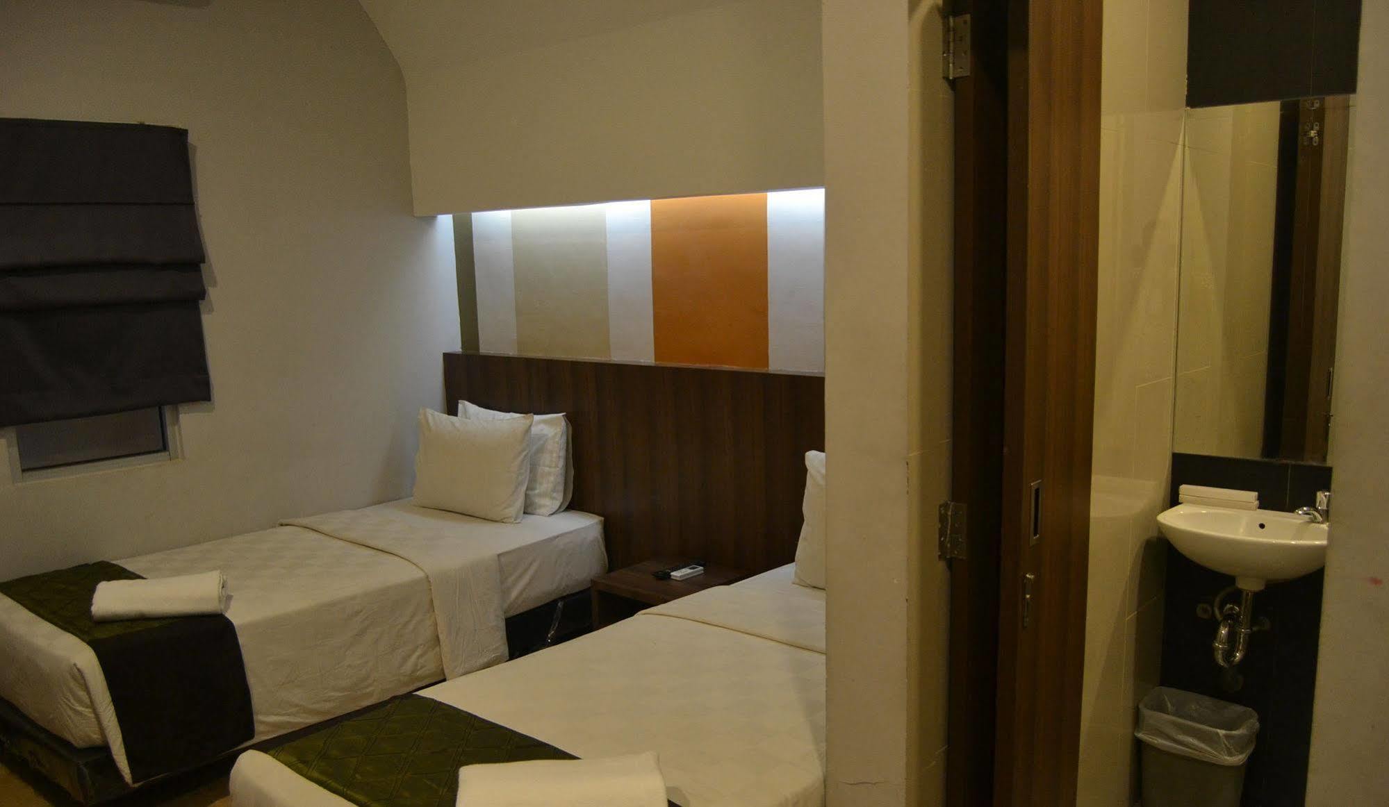 J Hotel Medan Buitenkant foto